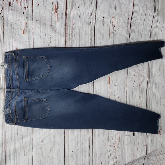 Bandolino jeans embroidered sz 14 skinny crop - Picture 5 of 7